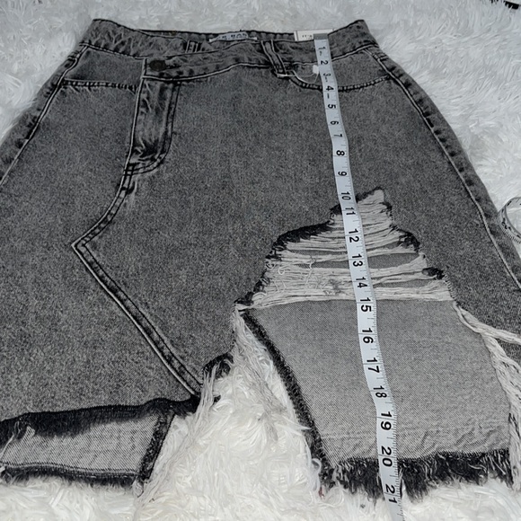 NWT! It’s Basic Gray Acid Wash Distressed Mini Skirt M - Picture 4 of 10